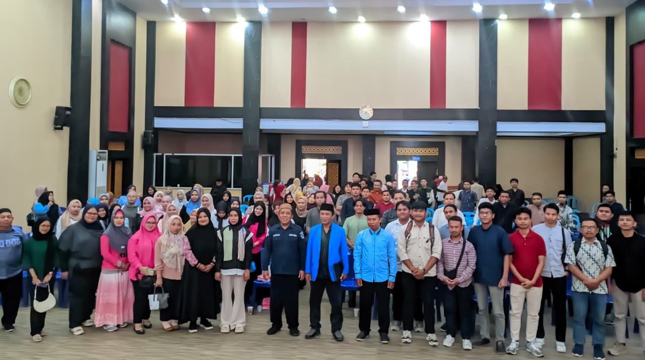 Ketum IKA PMII Cabang Kota Gorontalo, Muchlis S,Huntua bersama Peserta BIMTEK Remaja Masjid se Kota Gorontalo. (Foto: Annahdlah)