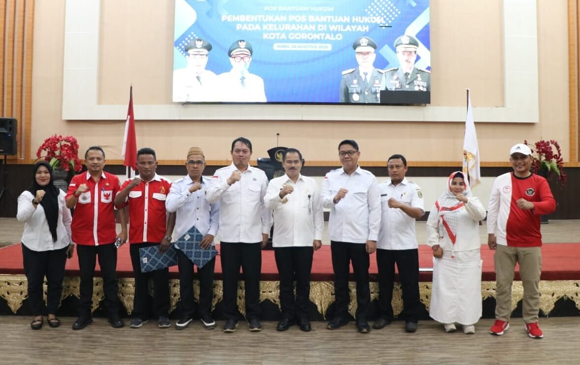 Penyerahan penghargaan pada acara Sosialisasi Pos Bantuan Hukum yang di hadiri oleh Asisten 1 Pemerintah Kota Iskandar Moerad SH M.H, Kabag Hukum Pemkot, Kabag Tapem, para Camat dan Lurah se Kota Gorontalo. (Foto: Annahdlah)