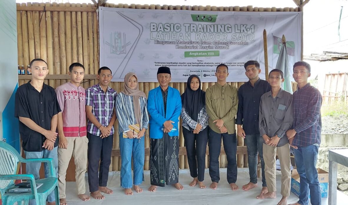 Muchlis S.Huntua (Dosen / Mantan Ketua Senat Pertama UNU Gorontalo) saat memberikan Materi ke-Aswaja-an pada PesertaBasic Training LK 1 HMI Hasyim Muzadi di Pojok Perjuangan. (Foto: Annahdlah)