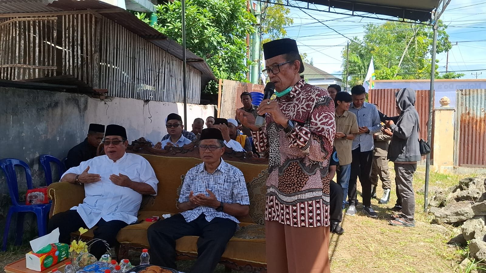 Walikota Gorontalo Hi. Adhan Dambea, bersama Sekda Kota Gorontalo Ismail Madjid, KH. Abd. Muin Mooduto saat Peletakan Batu Pertama Pembangunan Masjid Asybaalul Khairaat Gorontalo. (Foto: Annahdlah)