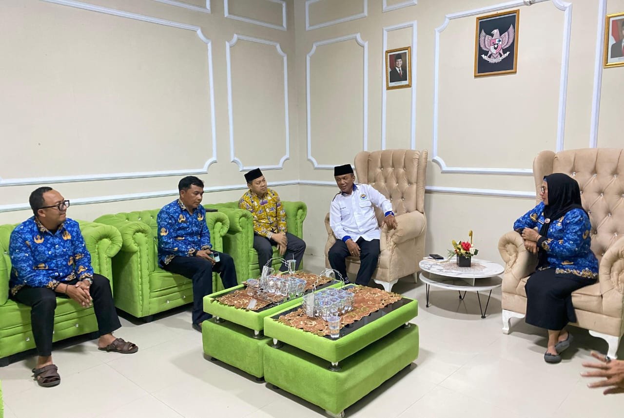 Kepala Kementrian Agama Kota Gorontalo Ibu Hj. Misrawaty S. Nuna menerima kunjungan Silaturrahim IKA PMII Cabang Kota Gorontalo. (Foto: Annahdlah)