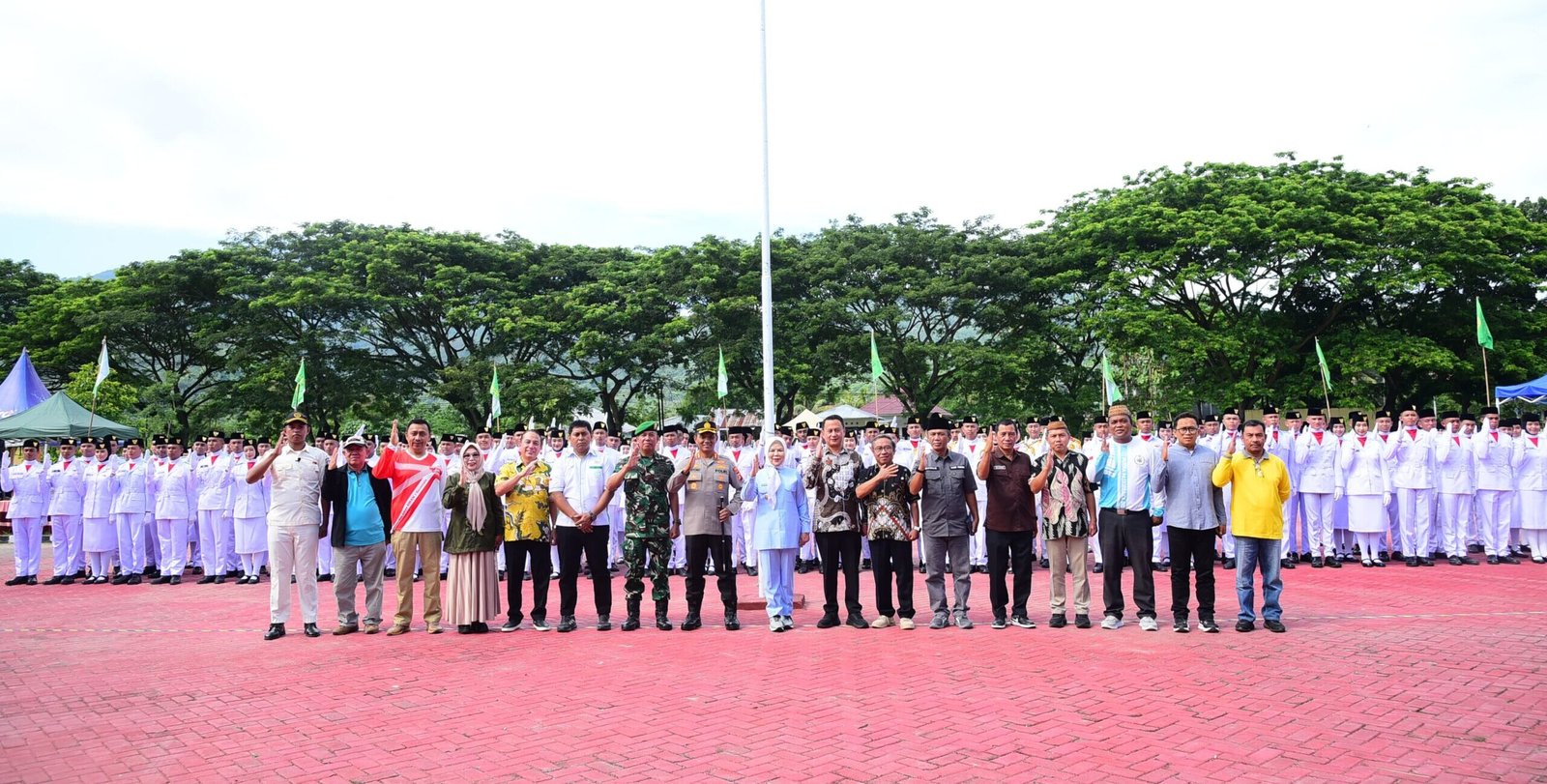 Foto Bersama Ibu Wagub dan Kabid Pemuda, Muspida, Panitia dan para peserta LKKB dan Pengibaran Bendera 2026