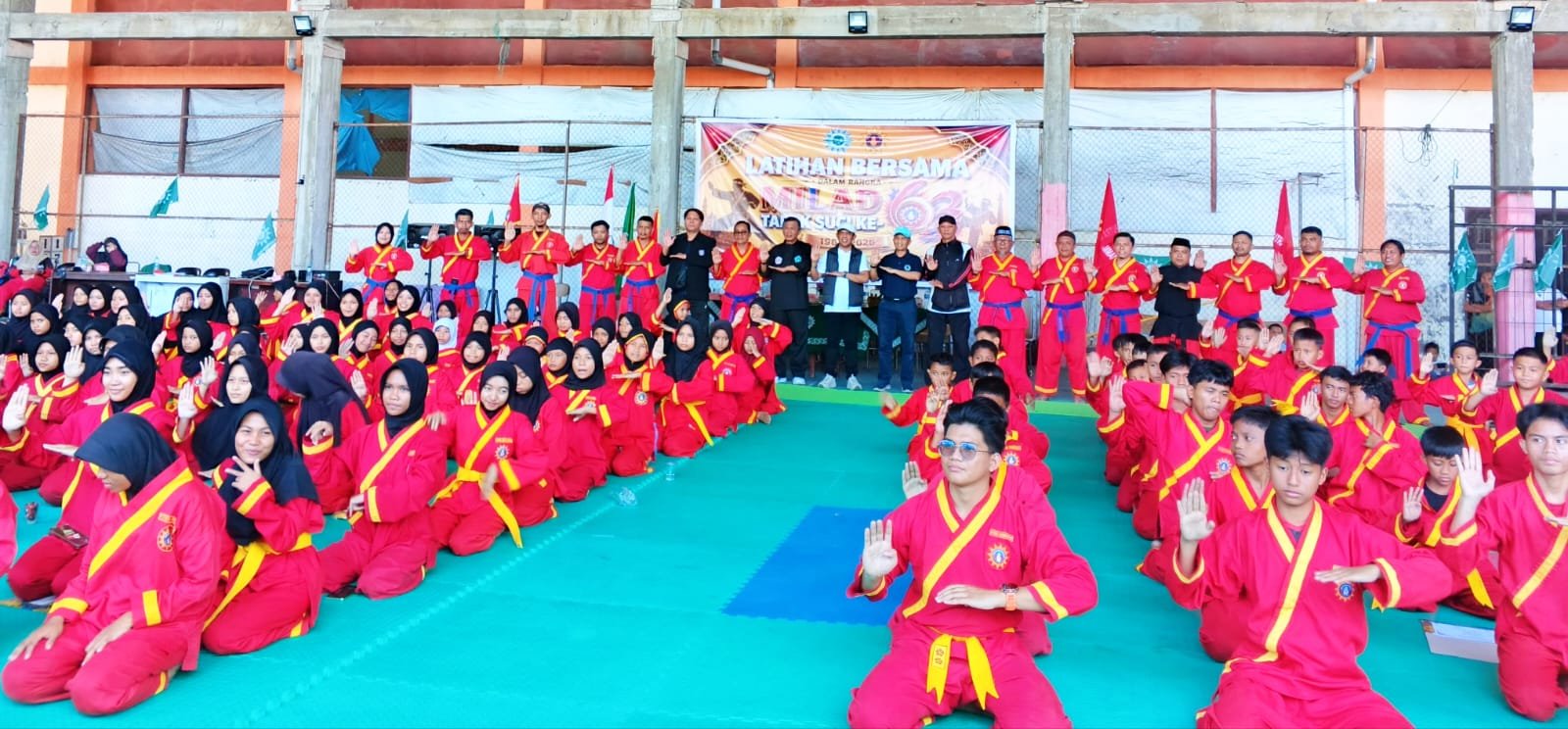 Kadis Parekrafpora Provinsi Gorontalo bersama para Pendekar Pagar Nusa dan Pendekat Tapak Suci dan Santrinya