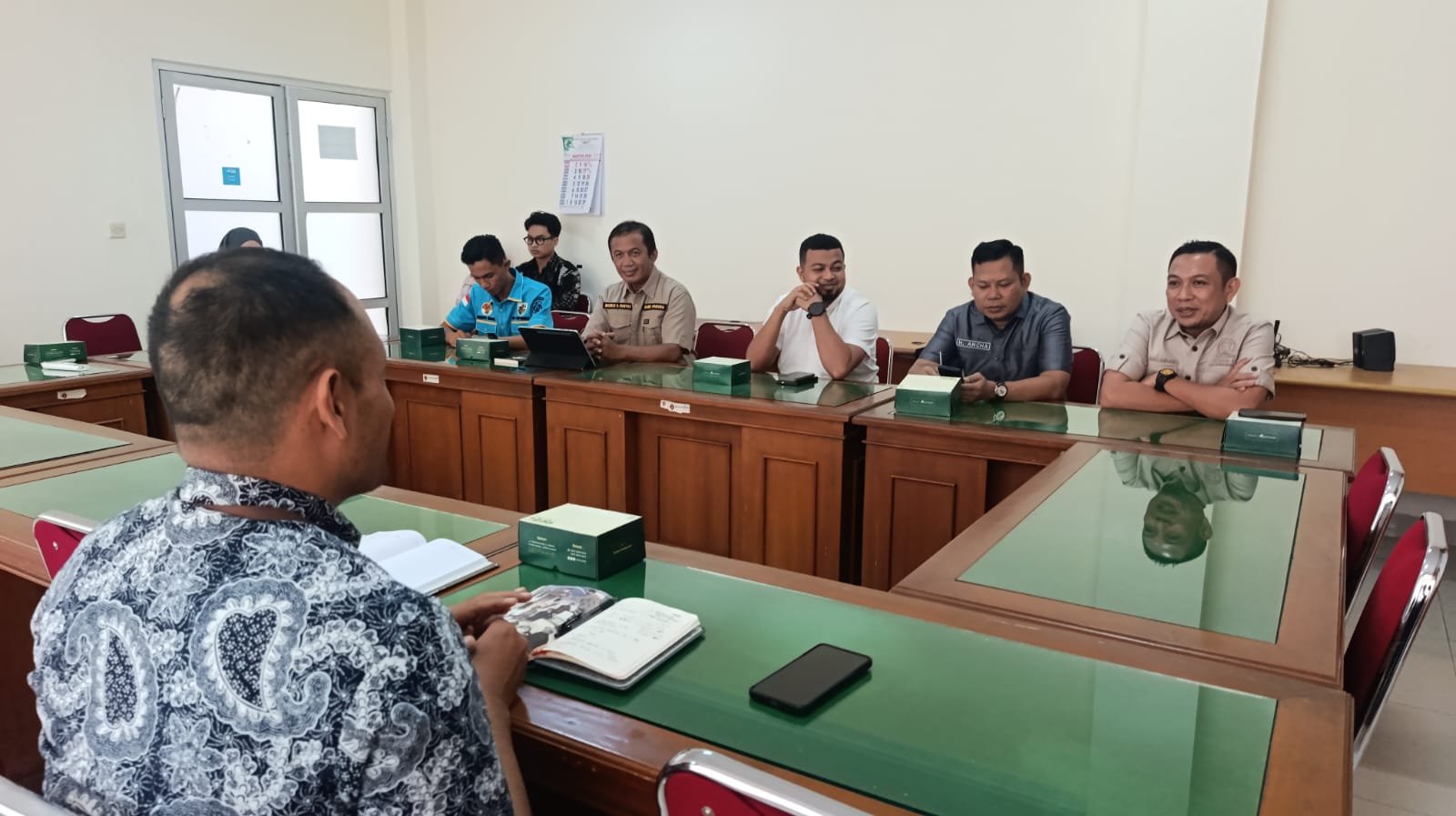 Kepala BPO DIY Arfi Hidananto bersama Kasie Pemuda Rini Admiwati saat menerima Kunker Komparatif Komisi IV DPRD Prov. Gorontalo dan Disparekrafpora dan Rombongan diruangan Rapat BPO DIY. (Foto: Annahdlah)