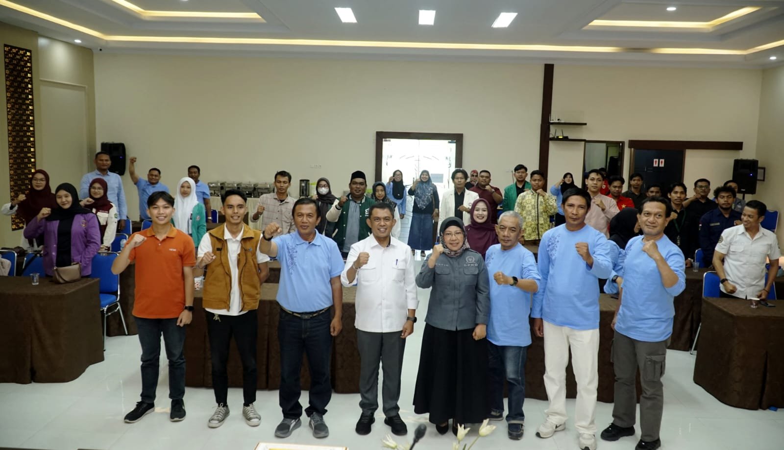Kadid Disparekrafpora Sultan Kalupe, Ketua Komisi 3 Hj. Espin Tulie, Kabid Pemuda Muchlis Huntua bersama Peserta Temu Pemuda Gorontalo dalam rangka Hari Pemuda Internasional 2026
