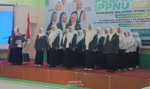Ketiua PP IPPNU Whasfi Velasufah saat melantik kepengurusan IPPNU se Provinsi Gorontalo, di Mess Haji. (Foto: Annahdlah)