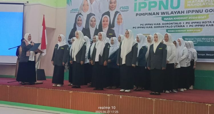 Ketiua PP IPPNU Whasfi Velasufah saat melantik kepengurusan IPPNU se Provinsi Gorontalo, di Mess Haji. (Foto: Annahdlah)