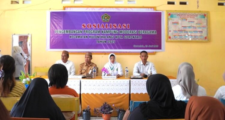 Kementrian Agama Kota Gorontalo Gelar Sosialisasi Pengembangan Kampung Moderasi Beragama di Hulonthalangi, Sarana Jaga Kerukunan Umat. (Foto: Humas Kemenag Kota Gorontalo)