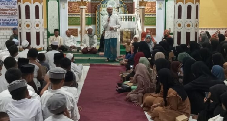 Masjid Hunto Sultan Amay Kota Gorontalo Meraih Barokah Bersama 700 Anak Yatim Piatu. Sabtu 7/6/2025. (Foto: Fajar)