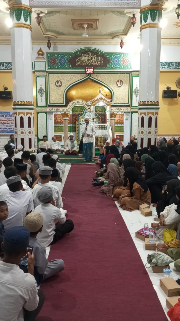 Masjid Hunto Sultan Amay Kota Gorontalo Meraih Barokah Bersama 700 Anak Yatim Piatu. Sabtu 7/6/2025. (Foto: Fajar)
