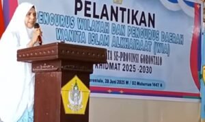 Ketua PP Wanita Islam Akhairaat (WIA), Dra, Hj. Syarifah Saihun Binti Abdillah Aljufrie, M.Pd, disaat melantik WIA Se-Provinsi Gorontalo Masa Khidmat 2025 - 20230. Bertempat di Gardenia Hall Kota Gorontalo., Sabtu 28/06/2025. (Foto: annahdlah)
