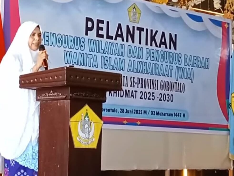 Ketua PP Wanita Islam Akhairaat (WIA), Dra, Hj. Syarifah Saihun Binti Abdillah Aljufrie, M.Pd, disaat melantik WIA Se-Provinsi Gorontalo Masa Khidmat 2025 - 20230. Bertempat di Gardenia Hall Kota Gorontalo., Sabtu 28/06/2025. (Foto: annahdlah)