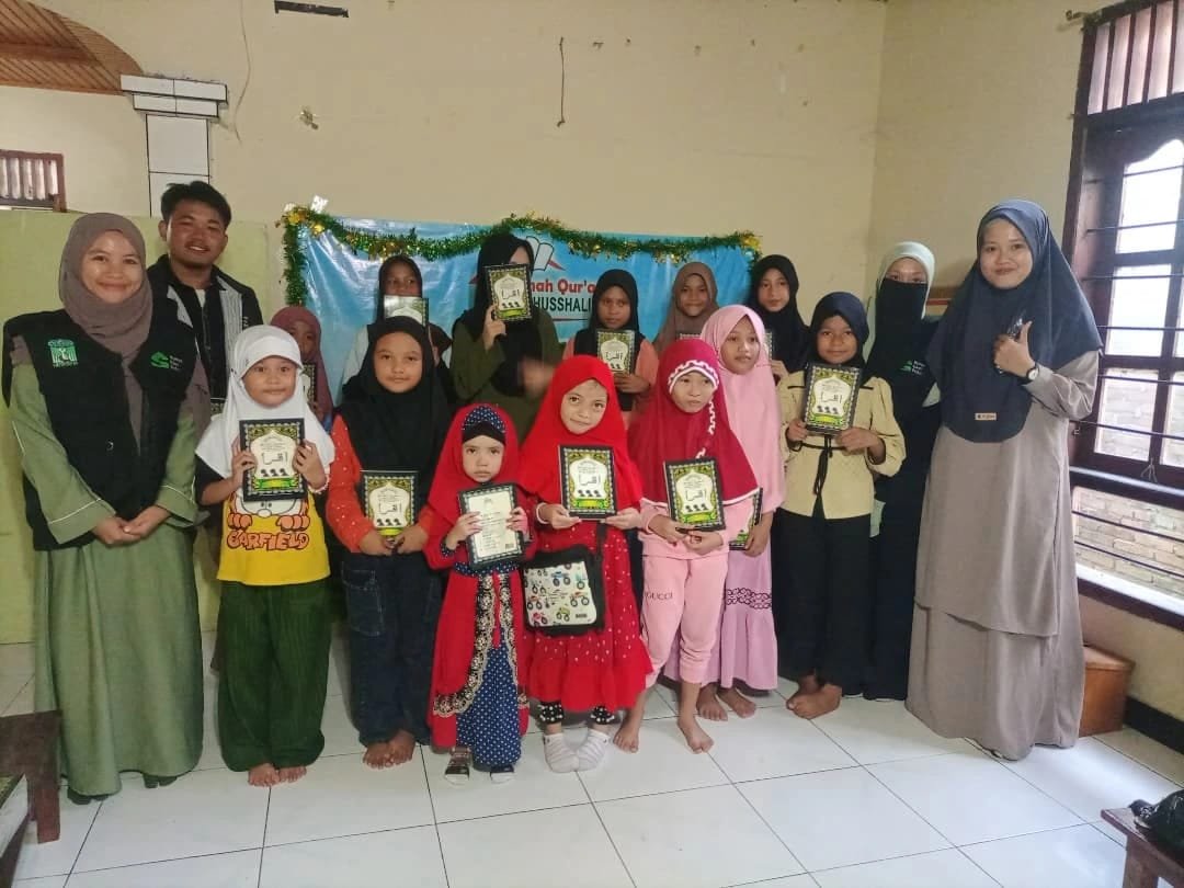 Rumah Kami Peduli (RKP) Gorontalo Salurkan Iqra' Untuk TPQ Riyadhus Sholihin Limboto Barat