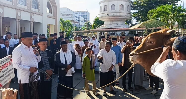 Gubernur Gusnar Ismail menyerahkan Bantuan Sapi Qurban Limosin bobot 1 ton 86 kilogram, oleh Presiden Prabowo Subianto kepada Takmirul Masjid Agung Baiturrahim Kota Gorontalo, setelah melaksnakan Sholat Idh Adha 1446 H