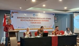 Sekda Bonbol Iwan Mustapa, Membuka kegiatan Bimtek Revitalisasi Bahasa Suwawa, bertempat di Kantor Bahasa Provinsi Gorontalo, dari tanggal 18 s/d 20 Juni 2025. (Foto: Fajar)