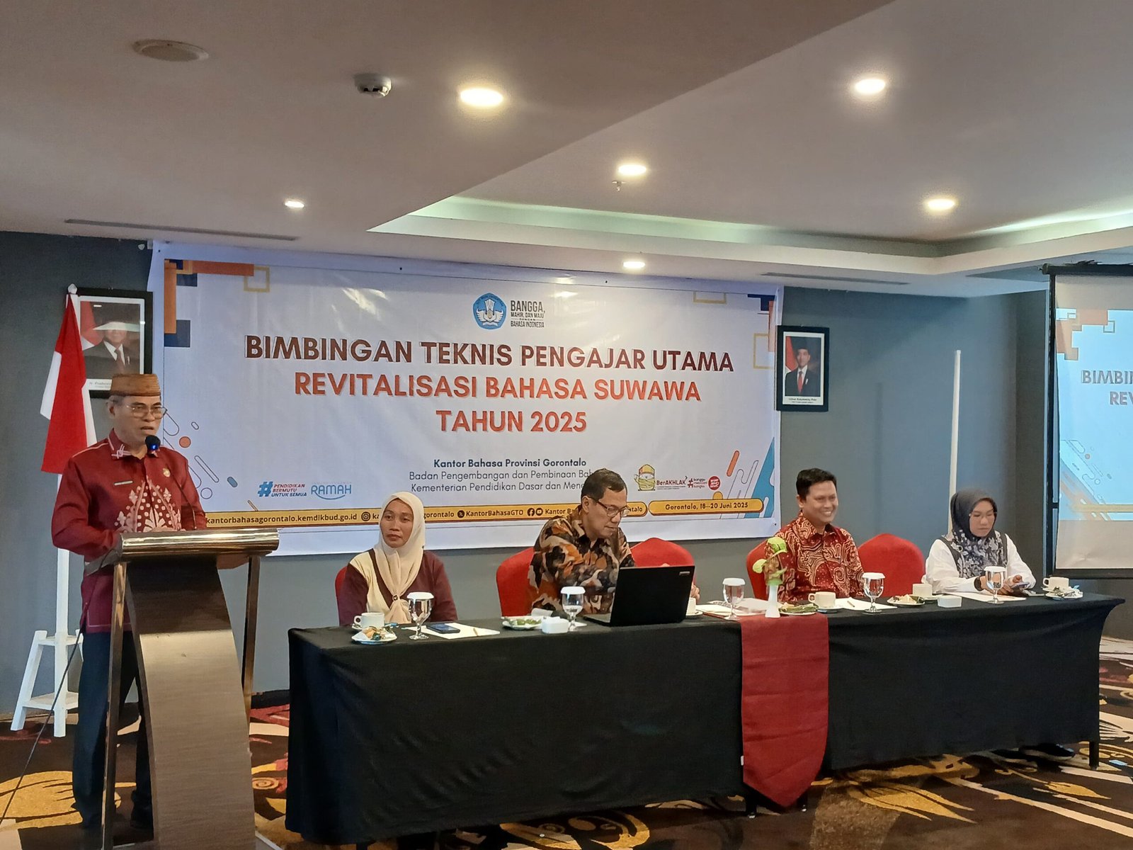 Sekda Bonbol Iwan Mustapa, Membuka kegiatan Bimtek Revitalisasi Bahasa Suwawa, bertempat di Kantor Bahasa Provinsi Gorontalo, dari tanggal 18 s/d 20 Juni 2025. (Foto: Fajar)