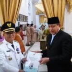 Gubernur Gorontalo Gusnar Ismail saat melantik Bupati _ Wakil Bupati Kab. Gorontalo Utara 2025 - 2030. (Foto: Emha)