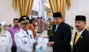 Gubernur Gorontalo Gusnar Ismail saat melantik Bupati _ Wakil Bupati Kab. Gorontalo Utara 2025 - 2030. (Foto: Emha)