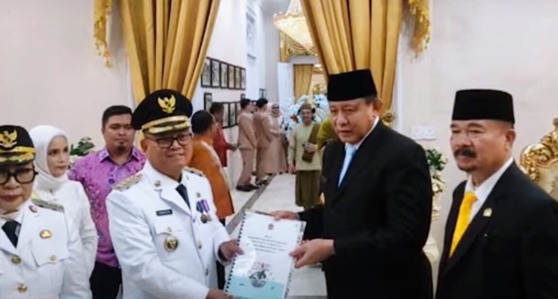Gubernur Gorontalo Gusnar Ismail saat melantik Bupati _ Wakil Bupati Kab. Gorontalo Utara 2025 - 2030. (Foto: Emha)