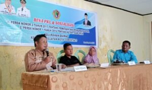 Kadis Perdagin Haryono Suronoto Minta Pedagang Bersinergi dalam rangka kegiatan Bina PKL dan Sosialisasi di Aula kantor Kelurahan Biawao. (Foto: annahdlah.com)