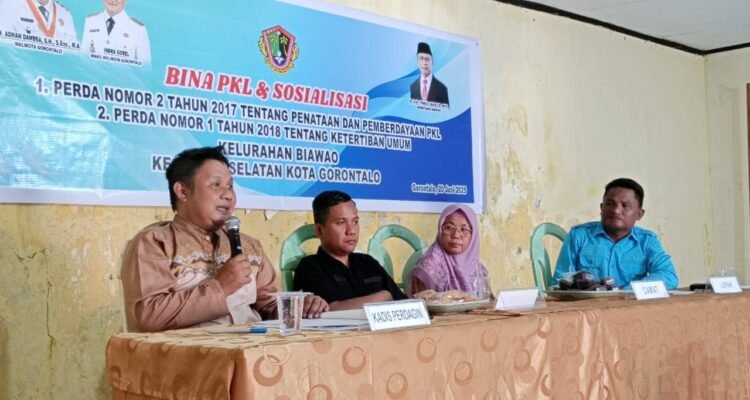 Kadis Perdagin Haryono Suronoto Minta Pedagang Bersinergi dalam rangka kegiatan Bina PKL dan Sosialisasi di Aula kantor Kelurahan Biawao. (Foto: annahdlah.com)