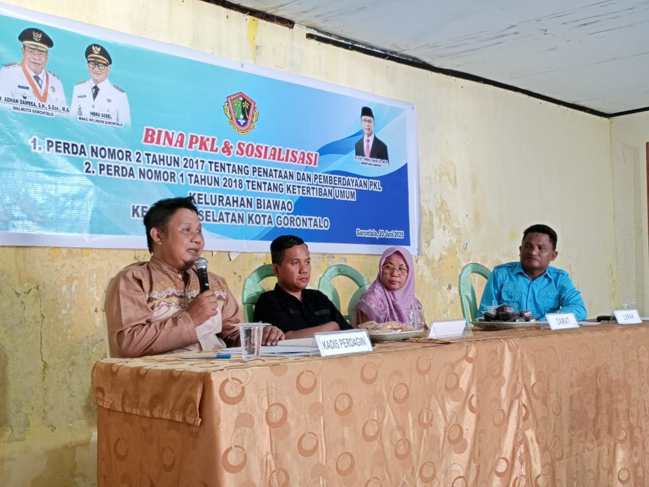 Kadis Perdagin Haryono Suronoto Minta Pedagang Bersinergi dalam rangka kegiatan Bina PKL dan Sosialisasi di Aula kantor Kelurahan Biawao. (Foto: annahdlah.com)