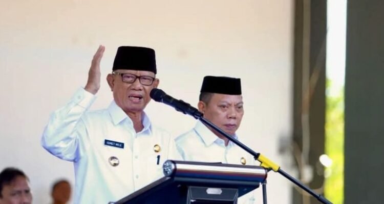 Bupati Bone Bolango, Ismet Mile bersama Wakil Bupati Risman Tolingguhu, memulai pemerintahannya dengan memberikan arahan pembinaan dihadapan ASN Bonbol. (Foto: Humas Bonbol)