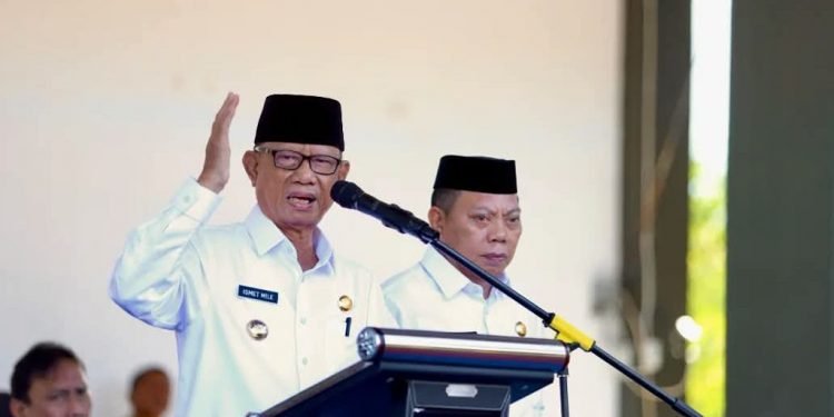Bupati Bone Bolango, Ismet Mile bersama Wakil Bupati Risman Tolingguhu, memulai pemerintahannya dengan memberikan arahan pembinaan dihadapan ASN Bonbol. (Foto: Humas Bonbol)