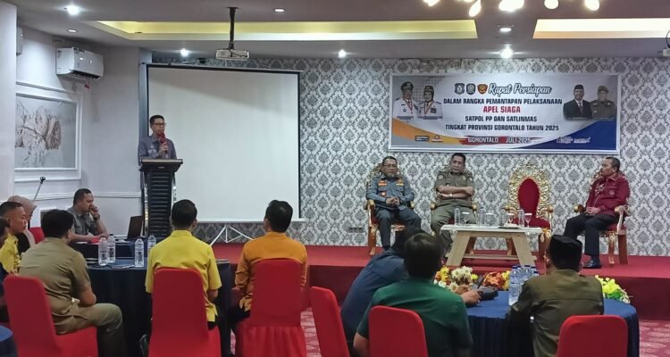 Plt. Bidang Pemerintahan sekda Provinsi Gorontalo, saat membuka dan memberi arahan Persiapan Apel Siaga dan Satlinmas 2025, bertempat di Hotel Eljie Kota Gorontalo. (Foto: Annahdlah)