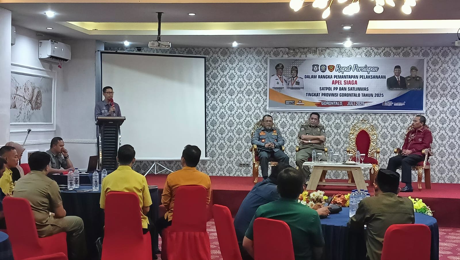 Plt. Bidang Pemerintahan sekda Provinsi Gorontalo, saat membuka dan memberi arahan Persiapan Apel Siaga dan Satlinmas 2025, bertempat di Hotel Eljie Kota Gorontalo. (Foto: Annahdlah)