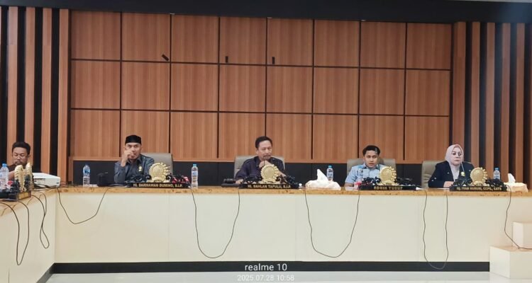 Rapat Komisi 1 DPRD Kota Gorontalo, bersama Tim 9 Pengembangan Kawasan Destinasi Religi Masjid Hunto (Sultan Amay) Kota Gorontalo. (Foto: annahdlah)