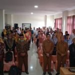 Gubernur Gorontalo Gusnar Ismail diwakili Plt. 1 Bidang Pemerintah Setda Provinsi Gorontalo, Sukri Gobel bersama peserta Bedah Buku di Ruang HB Jasin Kantor Perpustakaan Provinsi Gorontalo. (Foto: Panitia)