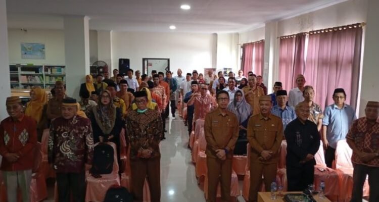 Gubernur Gorontalo Gusnar Ismail diwakili Plt. 1 Bidang Pemerintah Setda Provinsi Gorontalo, Sukri Gobel bersama peserta Bedah Buku di Ruang HB Jasin Kantor Perpustakaan Provinsi Gorontalo. (Foto: Panitia)