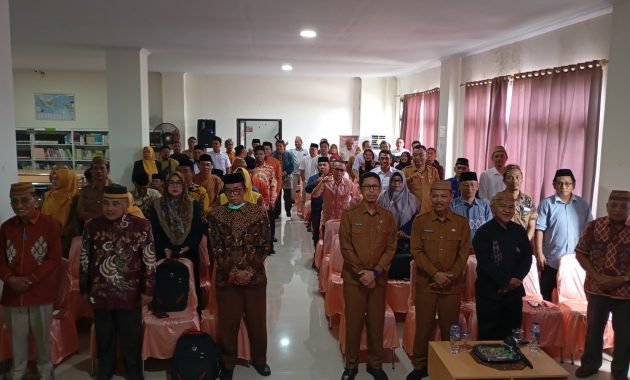 Gubernur Gorontalo Gusnar Ismail diwakili Plt. 1 Bidang Pemerintah Setda Provinsi Gorontalo, Sukri Gobel bersama peserta Bedah Buku di Ruang HB Jasin Kantor Perpustakaan Provinsi Gorontalo. (Foto: Panitia)