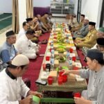 Gubernur Gusnar Ismail Silaturrahim dan Buka Puasa Sunnah Bersama Takmir dan Jamaah Masjid Ar=Ridha Kelurahan Limba U2 Kota Gorontalo. (Foto: Timko Gubernur)