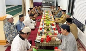 Gubernur Gusnar Ismail Silaturrahim dan Buka Puasa Sunnah Bersama Takmir dan Jamaah Masjid Ar=Ridha Kelurahan Limba U2 Kota Gorontalo. (Foto: Timko Gubernur)