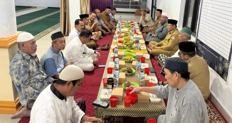 Gubernur Gusnar Ismail Silaturrahim dan Buka Puasa Sunnah Bersama Takmir dan Jamaah Masjid Ar=Ridha Kelurahan Limba U2 Kota Gorontalo. (Foto: Timko Gubernur)