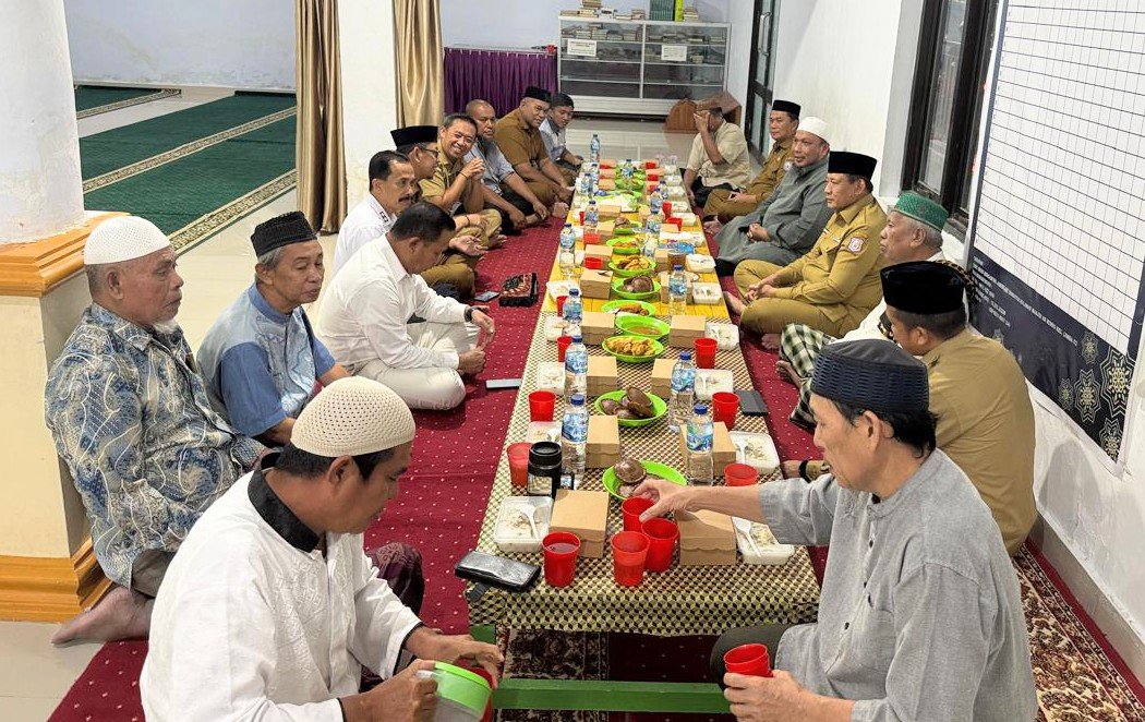 Gubernur Gusnar Ismail Silaturrahim dan Buka Puasa Sunnah Bersama Takmir dan Jamaah Masjid Ar=Ridha Kelurahan Limba U2 Kota Gorontalo. (Foto: Timko Gubernur)
