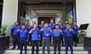 Kasatpol PP Provinsi Gorontalo, Taufik Sidiki bersama Kabid. Damkar Linmas Agus Maliki dan Tim Damkar Satpol PP provinsi Gorontalo. (Foto: Humas Satpol PP)