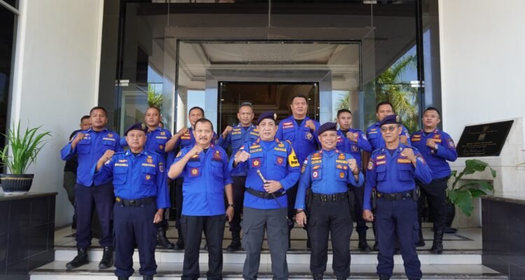 Kasatpol PP Provinsi Gorontalo, Taufik Sidiki bersama Kabid. Damkar Linmas Agus Maliki dan Tim Damkar Satpol PP provinsi Gorontalo. (Foto: Humas Satpol PP)