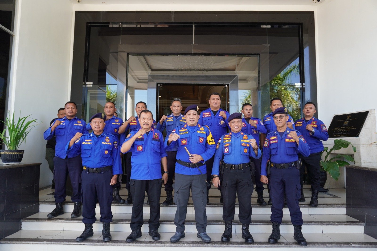 Kasatpol PP Provinsi Gorontalo, Taufik Sidiki bersama Kabid. Damkar Linmas Agus Maliki dan Tim Damkar Satpol PP provinsi Gorontalo. (Foto: Humas Satpol PP)