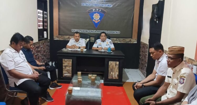 Kasatpol PP & Linmas Provinsi Gorontalo Taufik El Hakim Sidiki, memimpin Rapat Internal Panitia Apel Siaga Satlinmas Tahun 2025, diruang Rapat Kantor Satpol PP Provinsi Gorontalo. (Foto: annahdlah)