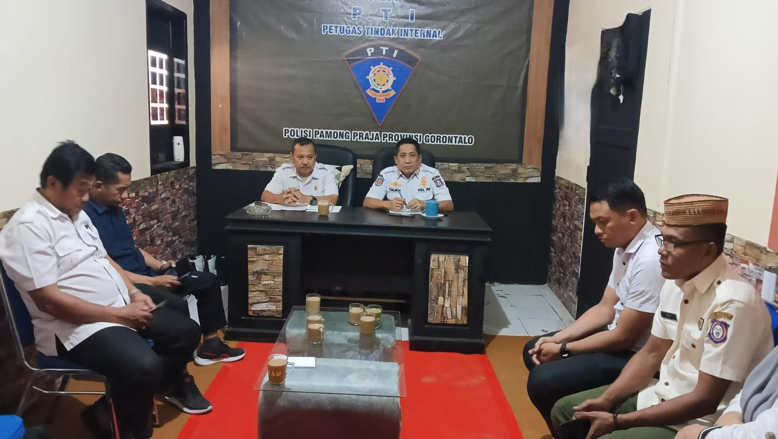 Kasatpol PP & Linmas Provinsi Gorontalo Taufik El Hakim Sidiki, memimpin Rapat Internal Panitia Apel Siaga Satlinmas Tahun 2025, diruang Rapat Kantor Satpol PP Provinsi Gorontalo. (Foto: annahdlah)
