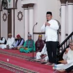 Bupati Gorut Thariq Madanggu memberikan sambutan Hari Asyura 1447 H. (Foto: Humas Gorut)