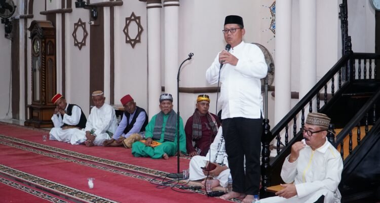 Bupati Gorut Thariq Madanggu memberikan sambutan Hari Asyura 1447 H. (Foto: Humas Gorut)