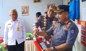 Kasatpol PP Provinsi Gorontalo Taufik Sidiki dan Kabid Linmas dan Damkar Provinsi Gorontalp, Agus Maliki Memperagakan Alat Pemadam Kebakaran. (Foto: annahdlah)