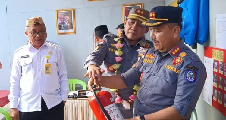 Kasatpol PP Provinsi Gorontalo Taufik Sidiki dan Kabid Linmas dan Damkar Provinsi Gorontalp, Agus Maliki Memperagakan Alat Pemadam Kebakaran. (Foto: annahdlah)
