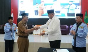 Gubernur Gusnar Ismail Saat Menyambut Kedatangan Jamaah Haji Gorontalo. (Foto:Kemenagprov)
