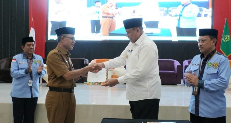 Gubernur Gusnar Ismail Saat Menyambut Kedatangan Jamaah Haji Gorontalo. (Foto:Kemenagprov)
