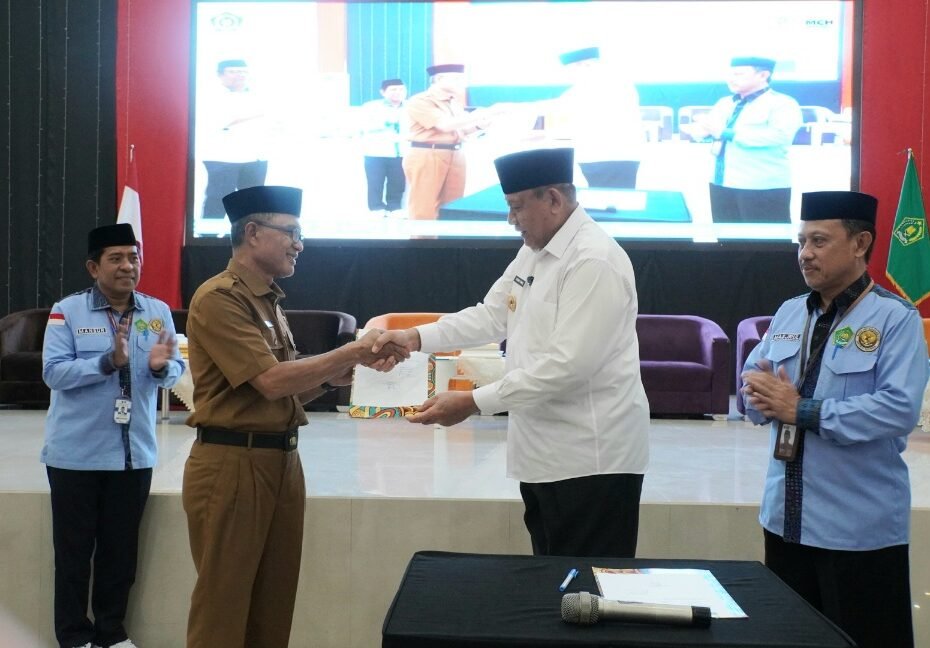 Gubernur Gusnar Ismail Saat Menyambut Kedatangan Jamaah Haji Gorontalo. (Foto:Kemenagprov)